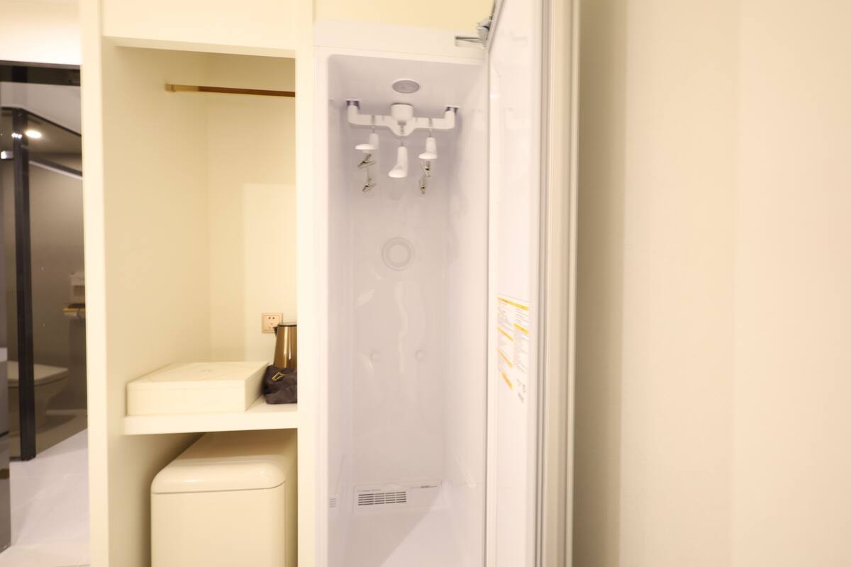 Une salle de bain moderne avec un lavabo blanc, des toilettes et une douche dotée de plusieurs robinets.