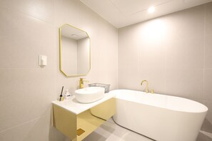 Quarto duplo superior | Banheiro | Produtos de toalete grátis, secador de cabelo, chinelos 