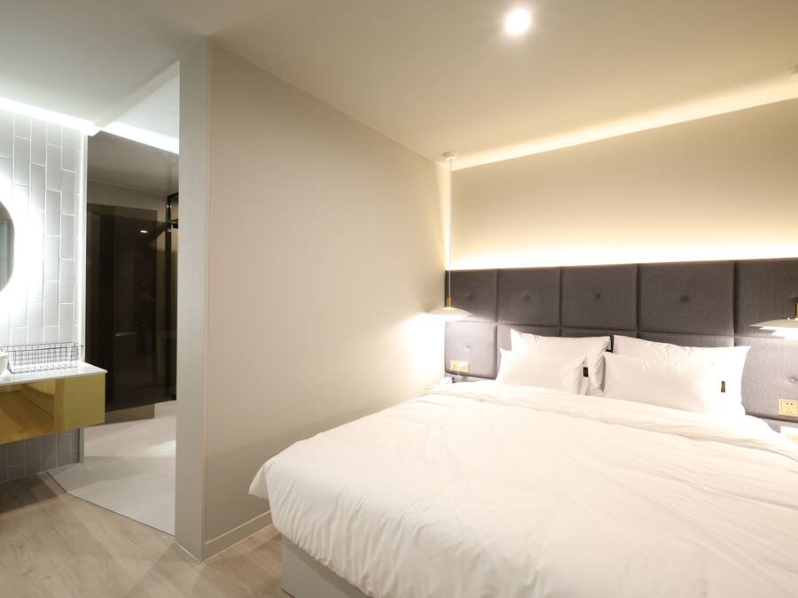 Chambre supérieure double | Système d’insonorisation, accès au Wi-Fi (inclus)