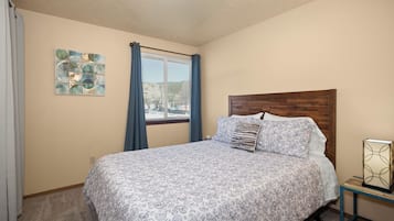 2 bedrooms, desk, iron/ironing board, WiFi