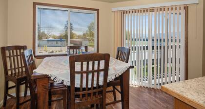 Beautiful 2BR APT 1 ⭑ Balcony ⭑ Free Parking ⭑ Keurig ⭑ Near Attractions