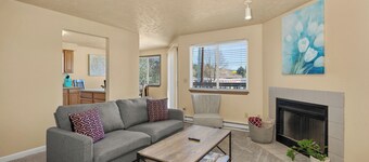 Beautiful 2BR APT 1 ⭑ Balcony ⭑ Free Parking ⭑ Keurig ⭑ Near Attractions