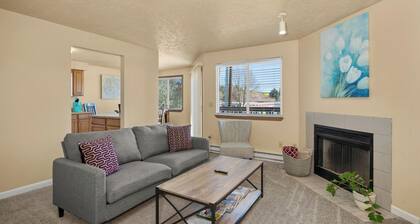 Beautiful 2BR APT 1 ⭑ Balcony ⭑ Free Parking ⭑ Keurig ⭑ Near Attractions