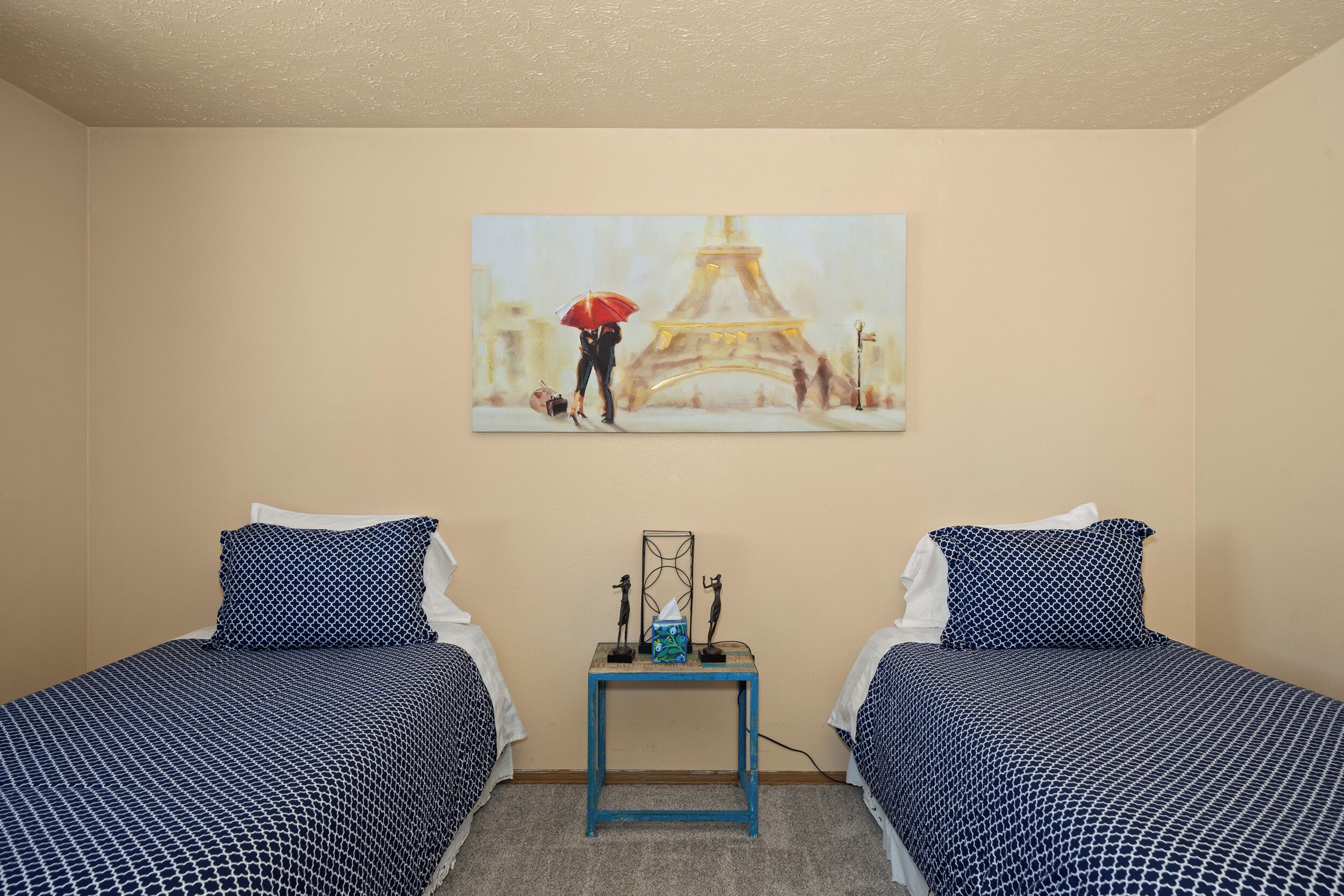 2 soverom, skrivebord, strykejern/-brett og wi-fi