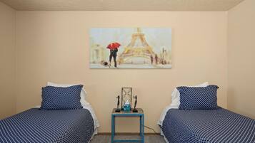 2 soverom, skrivebord, strykejern/-brett og wi-fi