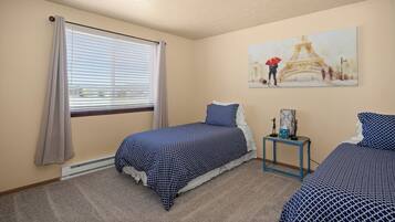 2 bedrooms, desk, iron/ironing board, WiFi