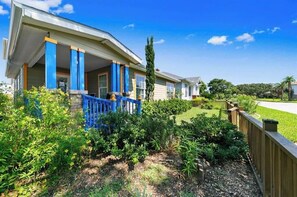 Exterior - HUGE home by the BEACH, PORT, and the CONVENTION CENTER! (Galveston)