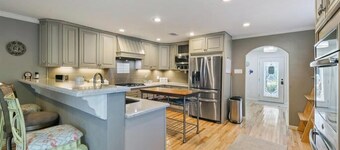 HUGE home by the BEACH, PORT, and the CONVENTION CENTER!