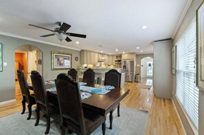 Dining - HUGE home by the BEACH, PORT, and the CONVENTION CENTER! (Galveston)