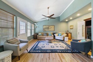 Smart TV, books - HUGE home by the BEACH, PORT, and the CONVENTION CENTER! (Galveston)