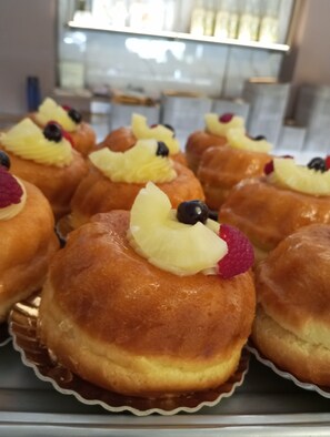 Eenvoudige kamer, uitzicht op tuin | Privékeuken | Een koelkast