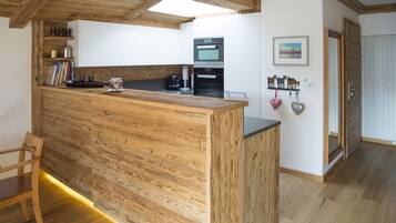 Fridge, oven, dishwasher, coffee/tea maker