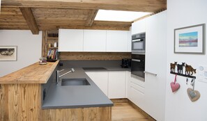 Fridge, oven, dishwasher, coffee/tea maker