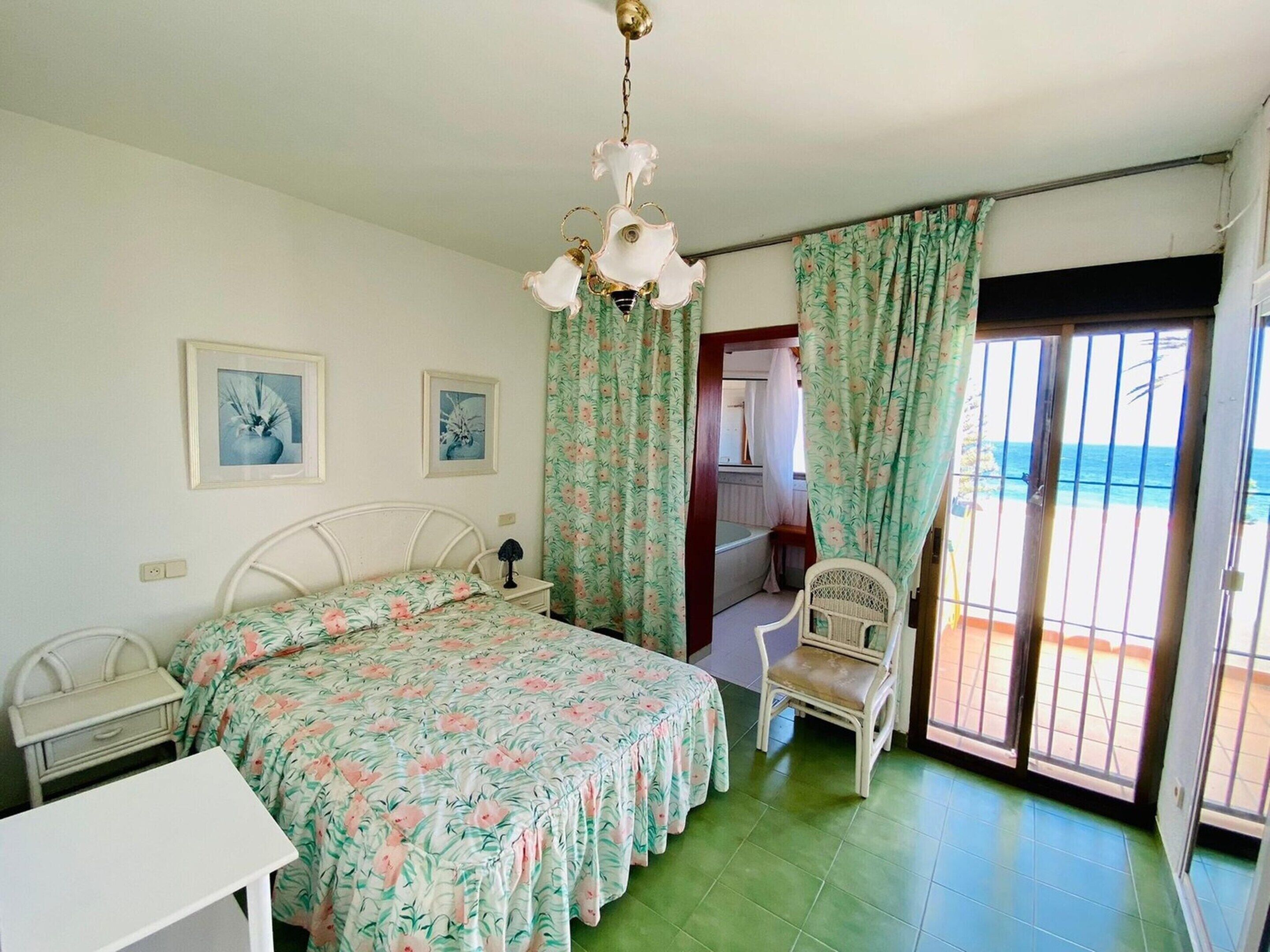 House | 5 bedrooms, bed sheets