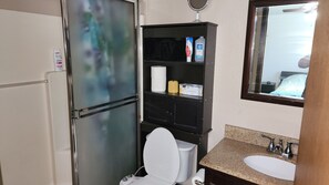 Douche, sĂšche-cheveux, bidet, serviettes fournies