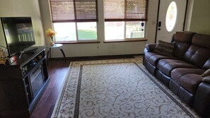 Smart TV, fireplace - Private 2 bed 2 bath house (Everett)