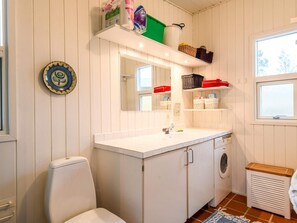 House | Bathroom - 6 Person Holiday Home in Henne (Henne)