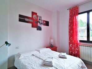 3 bedrooms, individually furnished - Holiday Home by Lake Maggiore With Mountain Views (Brissago-Valtravaglia)