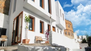 A modern white building with large windows and a small porch area. - Holiday Home in Andalucia Near Caminito del Rey (Arcos de la Frontera)