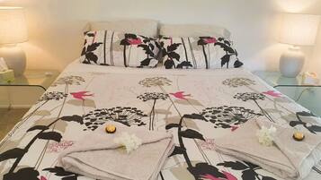 1 Schlafzimmer, Schreibtisch, BĂŒgeleisen/BĂŒgelbrett, BettwĂ€sche