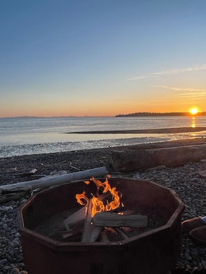 Beach - Cottage with Private Beach in Birch Bay (Blaine)