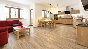 Un apartamento moderno con sala de estar, comedor y cocina.
