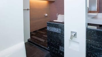 Superior suite | Baño | Ducha y cabezal de ducha con hidromasaje