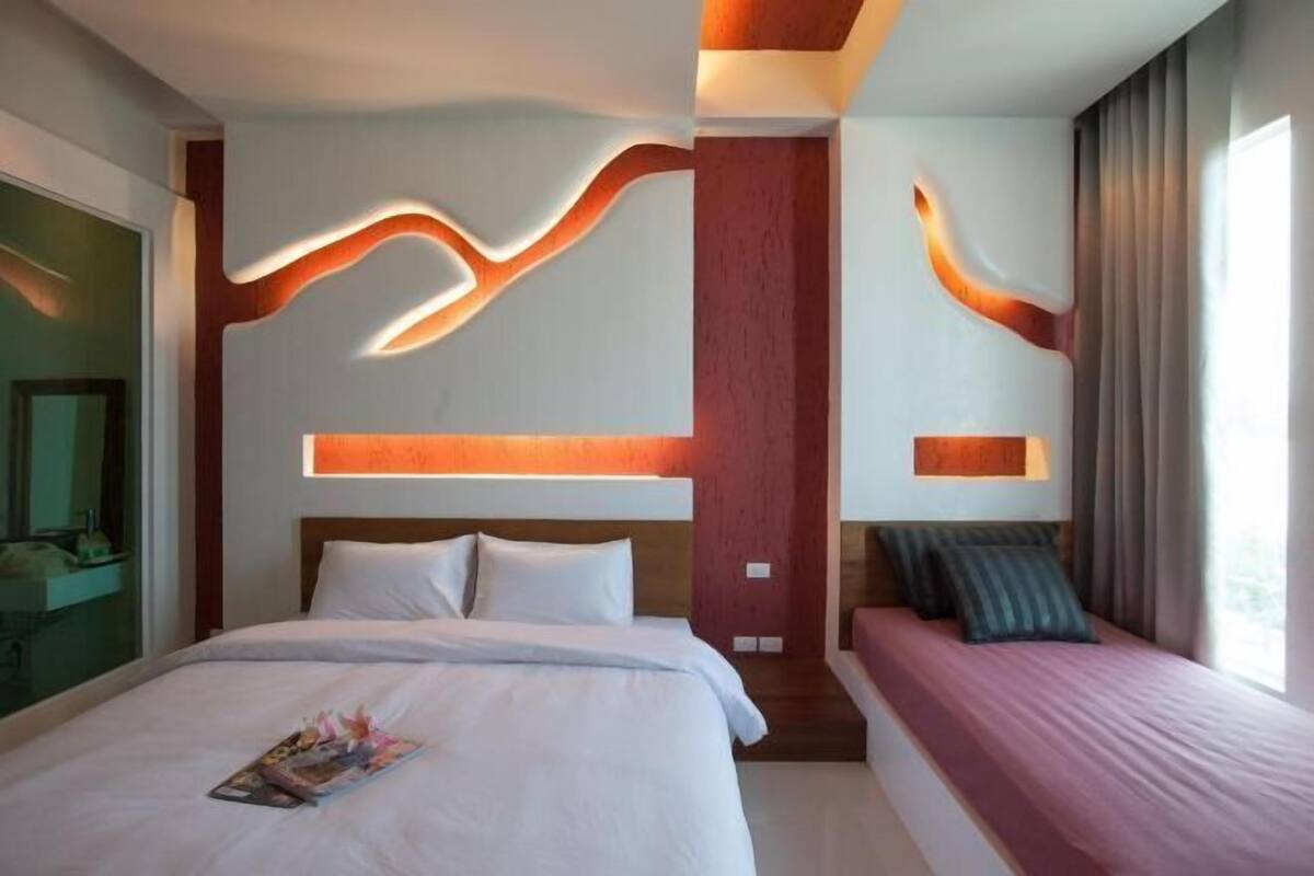 1 habitación, decoración personalizada, muebles diferentes y escritorio
