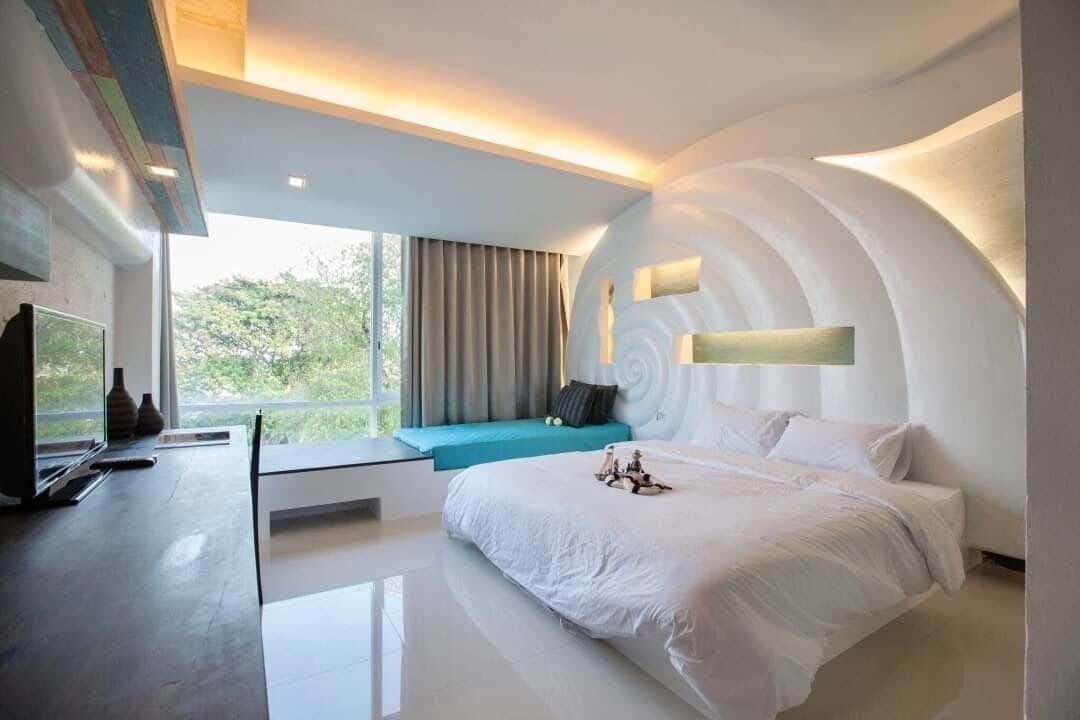 Deluxe Room, 1 King Bed | Individually decorated, individually furnished, desk, laptop workspace