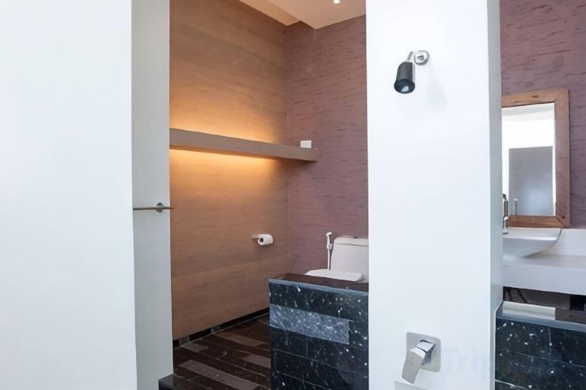 Bathroom | Shower, hydromassage showerhead, free toiletries, towels