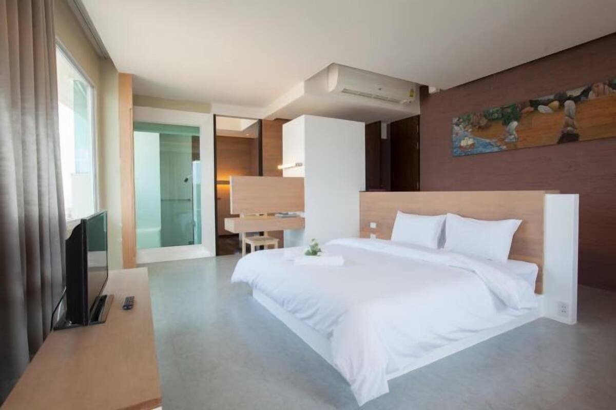 1 habitación, decoración personalizada, muebles diferentes y escritorio