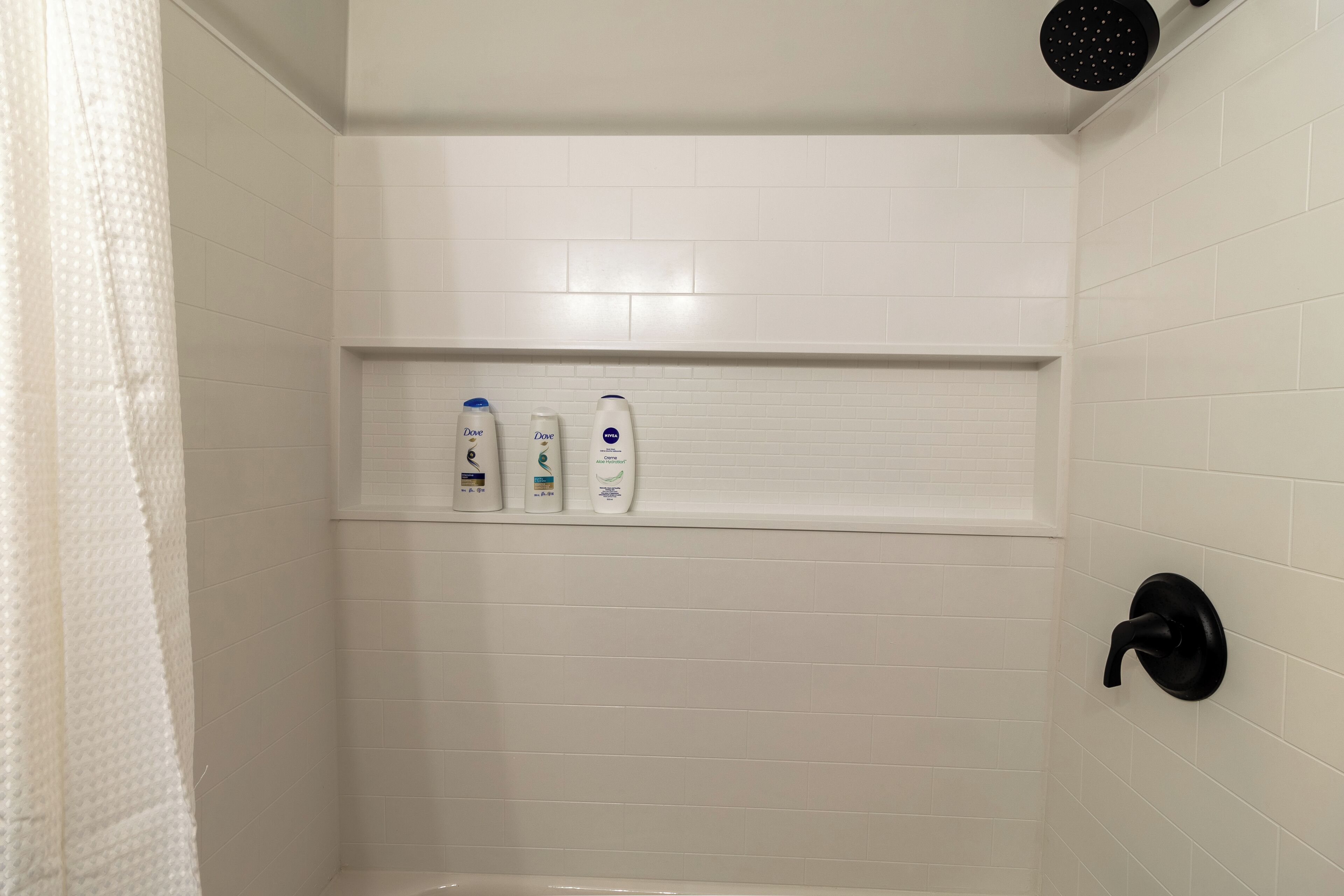 Secador de pelo, toallas, jabón, shampoo