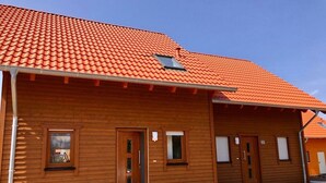 A wooden building with a red-tiled roof, two doors, and a small window. - Holiday Home Goldstuck (Oberharz am Brocken)