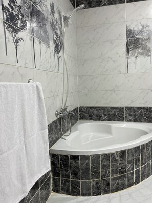 Dobbeltrom – basic | Bad | Kombinert dusj/badekar, hårføner, tøfler og håndklær