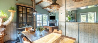 호수 근처의 포레스트사이드 겟어웨이