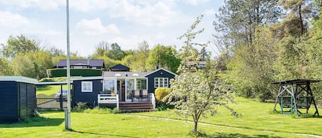 Il s’agit d’une propriété résidentielle comprenant une maison, une cour clôturée et un petit jardin.