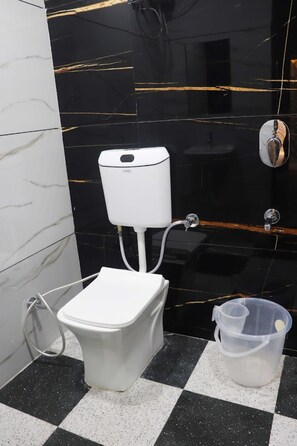 Ducha, cabezal de ducha tipo lluvia, toallas, jabón