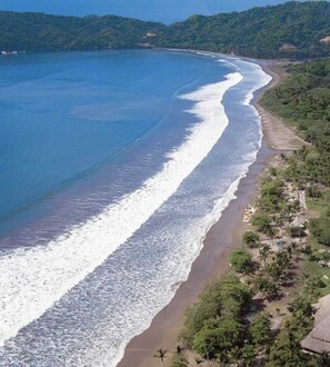 Sur la plage, chaise longue, serviettes de plage