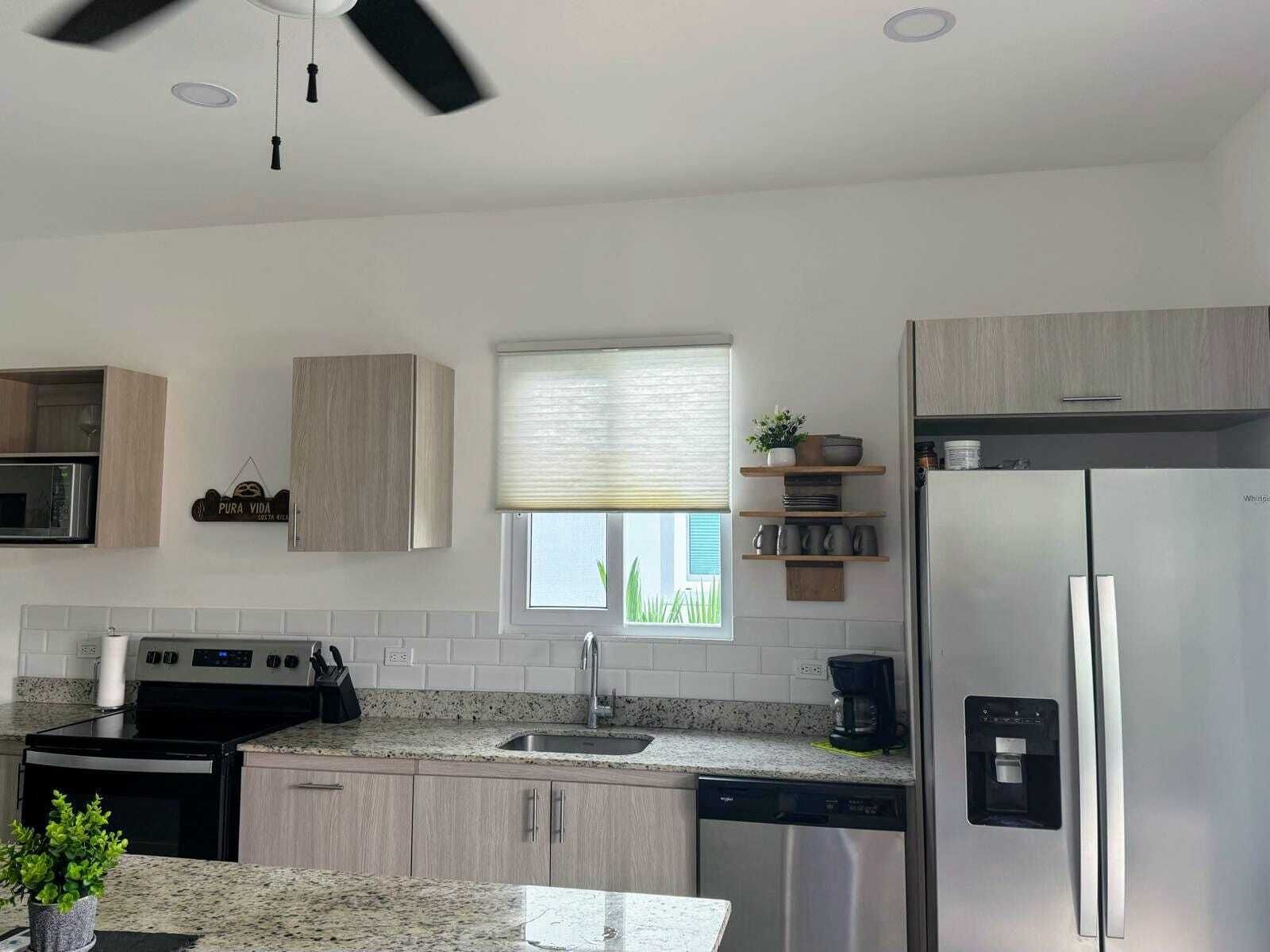 Réfrigérateur, micro-ondes, four, plaque de cuisson