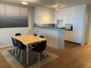 Apartment | Dining - Apartment in Nieuwpoort by the Sea Wall (Nieuwpoort)