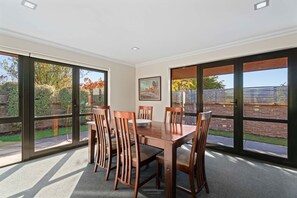 Dining - Cozy on Stonebridge S (Wanaka)