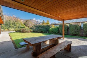 Outdoor dining - Cozy on Stonebridge S (Wanaka)