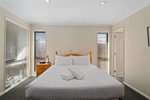 4 bedrooms, iron/ironing board, WiFi, bed sheets - Cozy on Stonebridge S (Wanaka)