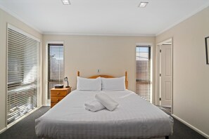 4 bedrooms, iron/ironing board, WiFi, bed sheets