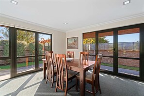 Dining - Cozy on Stonebridge S (Wanaka)