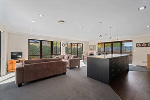 TV, stereo, offices - Cozy on Stonebridge S (Wanaka)