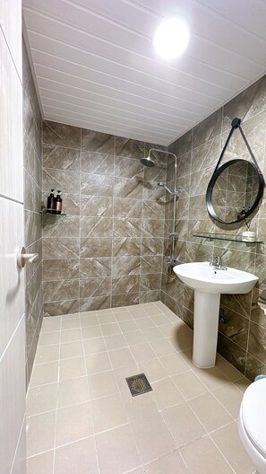 Huone, 1 keskisuuri parisänky, tupakointi kielletty, näköala puutarhaan | Kylpyhuone | Suihku, ilmaiset hygieniatuotteet, hiustenkuivaaja, tohvelit