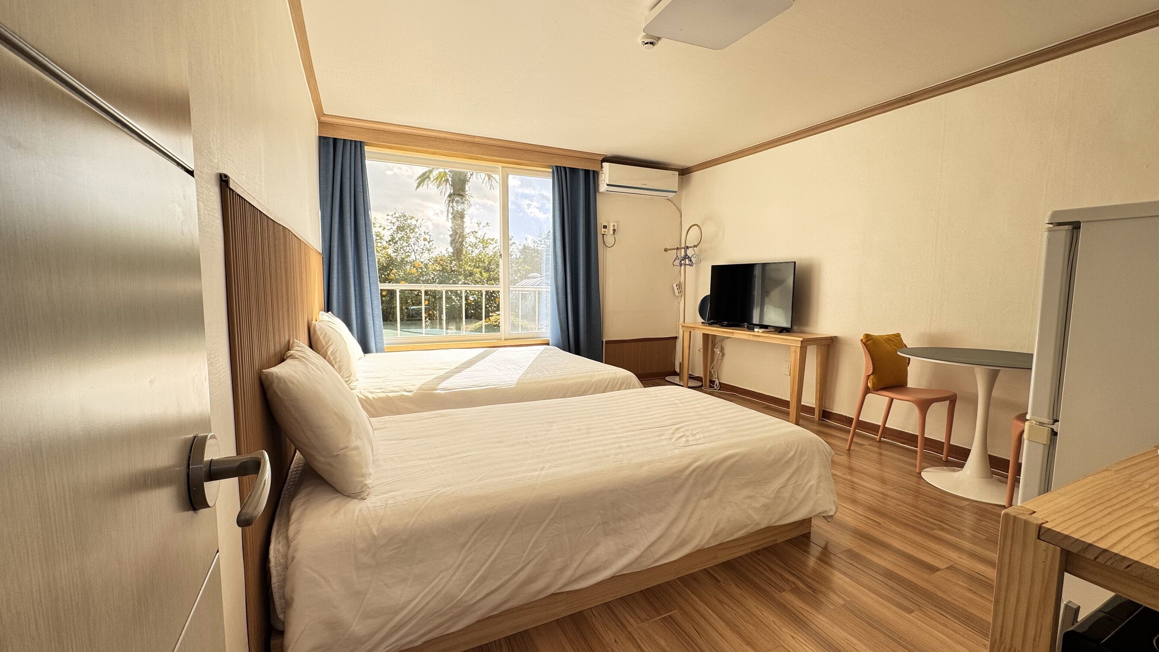 Chambre, plusieurs lits, coin cuisine, vue jardin | Rideaux occultants, Wi-Fi gratuit, draps fournis