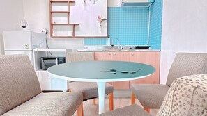 Chambre, plusieurs lits, cuisine, vue jardin | Cuisine privée | Mini réfrigérateur