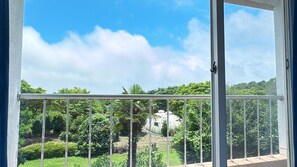 Perushuone, useita sänkyjä, keittotila, näköala puutarhaan | Näkymä huoneesta